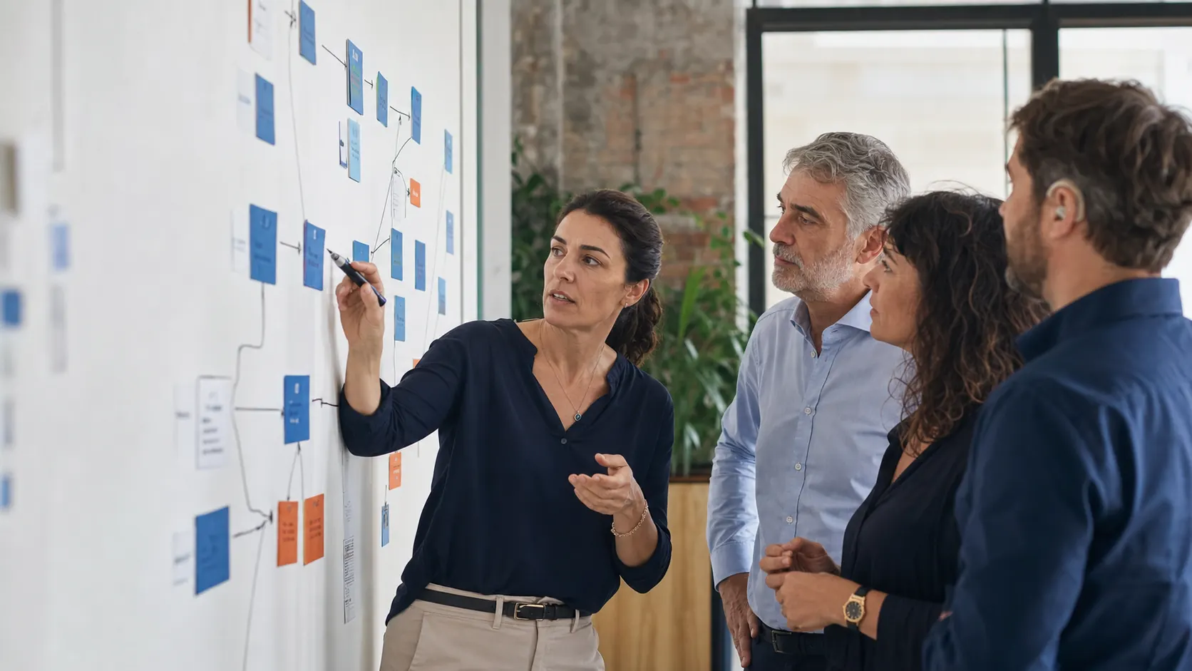 Un equipo multidisciplinar define flujos y responsabilidades sobre un mapa de datos